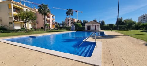 Property building, Day, Pool view, Swimming pool, Swimming pool, sunbed