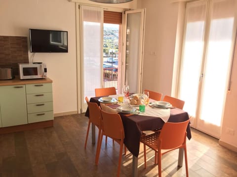 TV and multimedia, Dining area, Food, Drinks