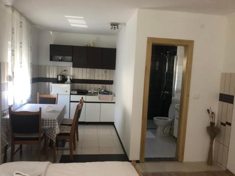 Bathroom, Coffee/tea facilities, Kitchen or kitchenette, Dining area