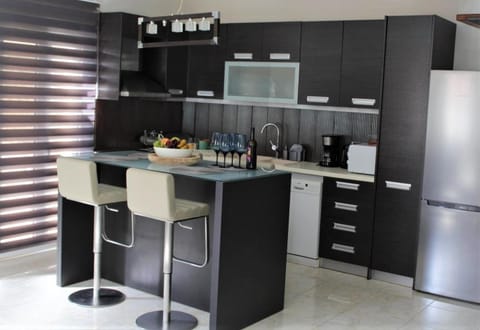 Coffee/tea facilities, Kitchen or kitchenette, Dining area