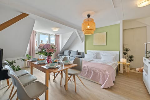 Bed, TV and multimedia, Living room, Photo of the whole room, Seating area, Dining area, Bedroom