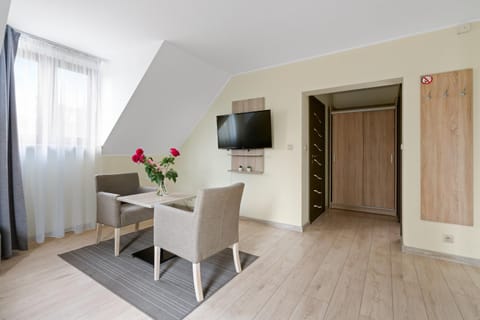 TV and multimedia, Living room, Seating area, wardrobe