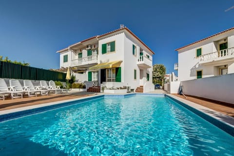 Patio, Swimming pool, sunbed