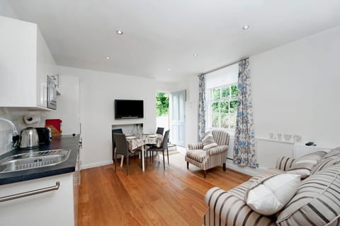 TV and multimedia, Kitchen or kitchenette, Living room, Seating area, Dining area