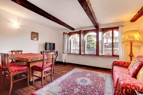 TV and multimedia, Living room, Seating area, Dining area