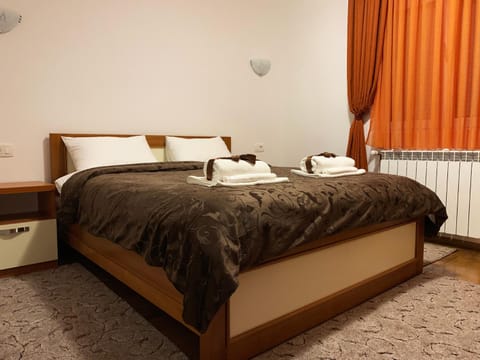 Bed, Photo of the whole room, Decorative detail, Bedroom