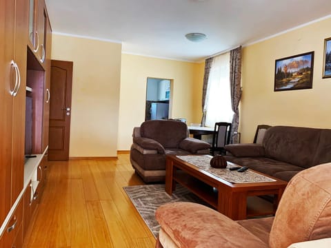 Spring, Summer, TV and multimedia, Living room, Photo of the whole room, Decorative detail, Decorative detail, Seating area, Dining area, Autumn