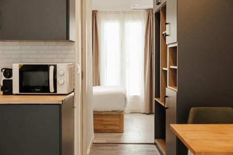 Bed, Coffee/tea facilities, Kitchen or kitchenette, Photo of the whole room, Seating area, Bedroom, microwave, minibar