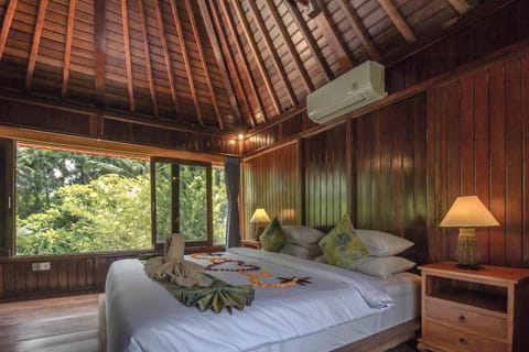 Bed, Food and drinks, Photo of the whole room, Bedroom, Food, towels, air conditioner