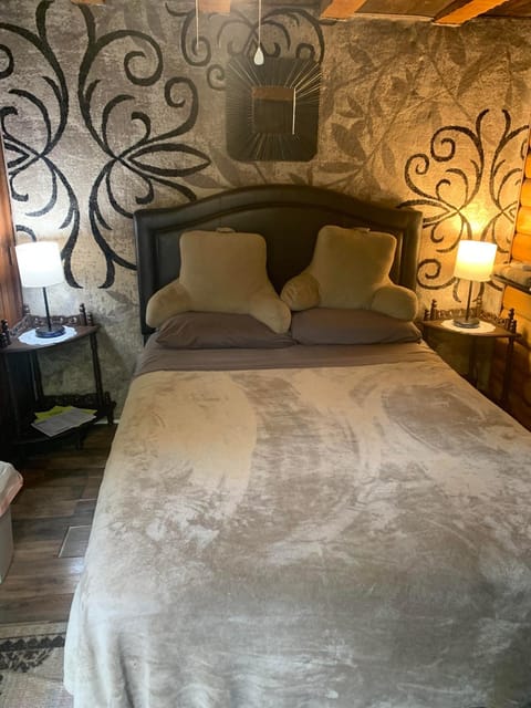 Property building, Bed, Bedroom