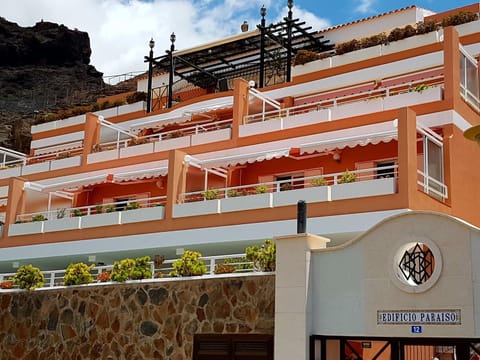 Facade/entrance, Balcony/Terrace