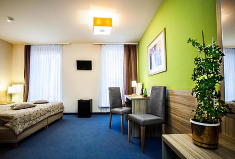 Bed, Seating area