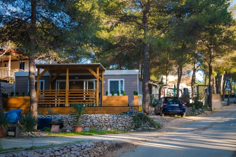 Facade/entrance, Balcony/Terrace