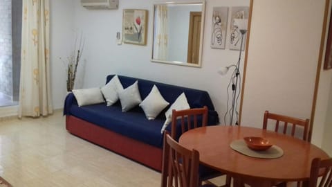 TV and multimedia, Living room, Seating area, Dining area, air conditioner