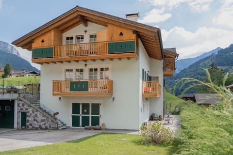 Patio, Facade/entrance, Day, Summer, Garden, Floor plan, On site, Garden view, Garden view, Mountain view, Mountain view