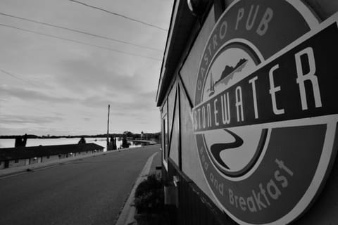 Restaurant/places to eat, Property logo or sign, Lunch, Dinner, Alcoholic drinks