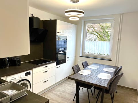Kitchen or kitchenette, Seating area