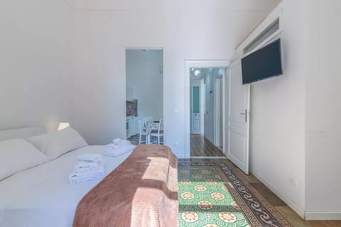 Bed, TV and multimedia, Seating area, Bedroom, towels