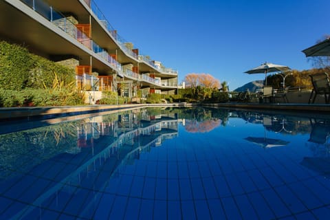 Staff, Facade/entrance, Bed, Swimming pool, Swimming pool