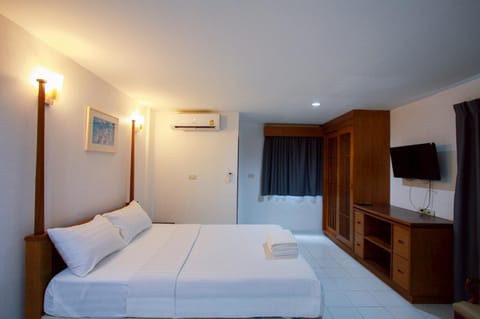 Bed, TV and multimedia, Photo of the whole room, wardrobe, air conditioner