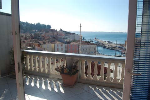 Balcony/Terrace, On site, City view, Sea view, Street view