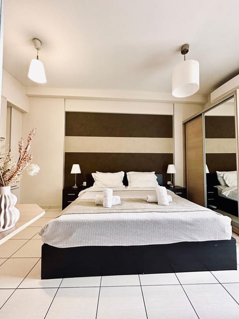 Bed, Photo of the whole room, towels