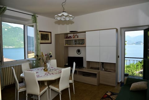 Living room, Dining area, Lake view