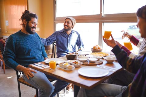 Restaurant/places to eat, Coffee/tea facilities, Food and drinks, Breakfast, Continental breakfast, group of guests