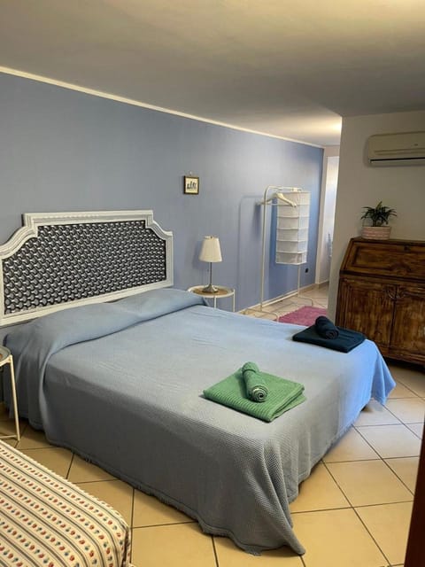 Shower, Bed, Photo of the whole room, Inner courtyard view, towels