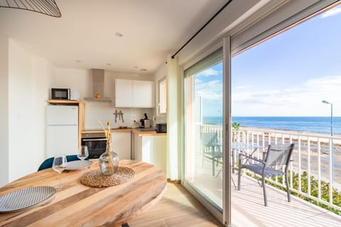 Kitchen or kitchenette, Dining area, Sea view