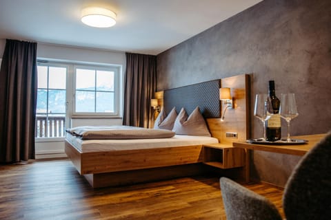 Bed, Photo of the whole room, Seating area, Bedroom