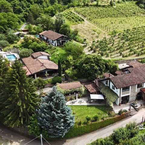 Property building, Spring, Neighbourhood, Natural landscape, Bird's eye view, Garden, Garden view, Pool view, Street view, Swimming pool