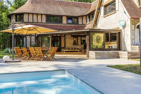 Property building, Patio, Swimming pool