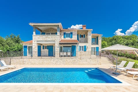 Property building, Patio, Patio, Day, Balcony/Terrace, Balcony/Terrace, Pool view, Swimming pool, Time of day, sunbed