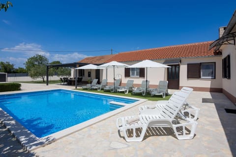 Property building, Patio, Day, Pool view, Swimming pool, sunbed