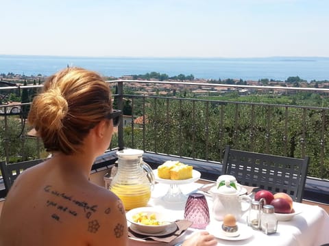 Day, View (from property/room), Balcony/Terrace, Food, Guests, Sea view