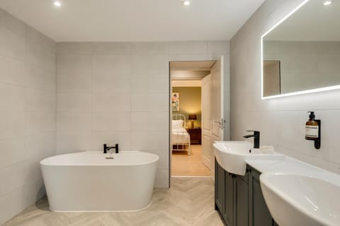 REFURBISHED Jan 26 - Meridian Place - Sleeps 7 Apartment in Bristol