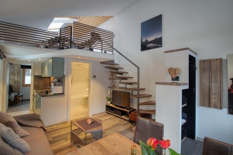 TV and multimedia, Kitchen or kitchenette, Living room, Seating area, Dining area, Family