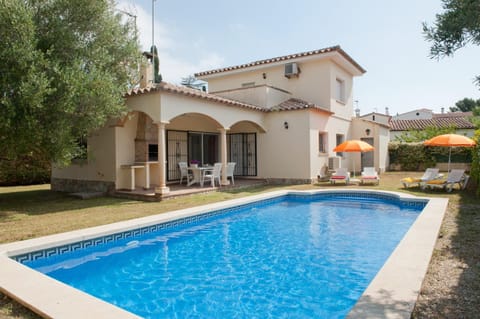 Facade/entrance, BBQ facilities, Garden, Balcony/Terrace, Pool view, Swimming pool