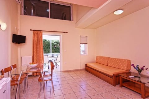 TV and multimedia, Balcony/Terrace, Living room, Seating area, Dining area
