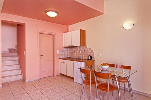Kitchen or kitchenette, Seating area, Dining area, pet friendly, stove