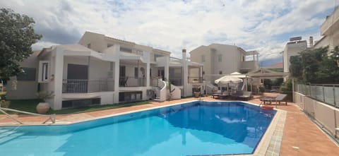 Property building, Day, Pool view, Swimming pool, sunbed