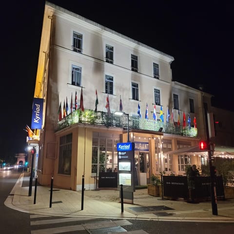 Property building, Restaurant/places to eat, Night, Balcony/Terrace, Lounge or bar, City view, Location