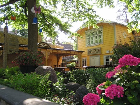 Facade/entrance, Garden view