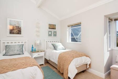 WATERFRONT - Quay Largo two bedroom on the water with mooring Apartment in Knysna