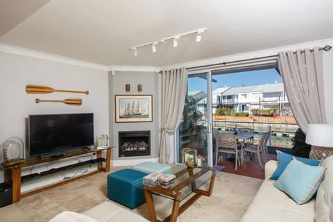 WATERFRONT - Quay Largo two bedroom on the water with mooring Apartment in Knysna
