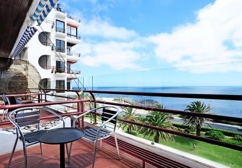 View (from property/room), Balcony/Terrace, Dining area, On site, Pool view, Sea view