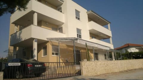 Patio, Facade/entrance, Day, Neighbourhood, Summer, BBQ facilities, Garden, Balcony/Terrace, On site, Garden view, Street view