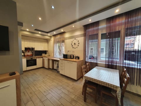 Kitchen or kitchenette, Dining area, minibar, pet friendly, stove
