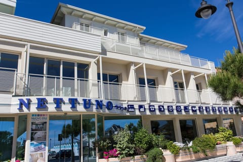 Facade/entrance, Sea view